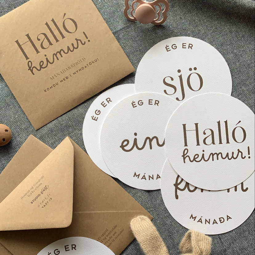 Mánaðarspjöldin - "Halló heimur!"